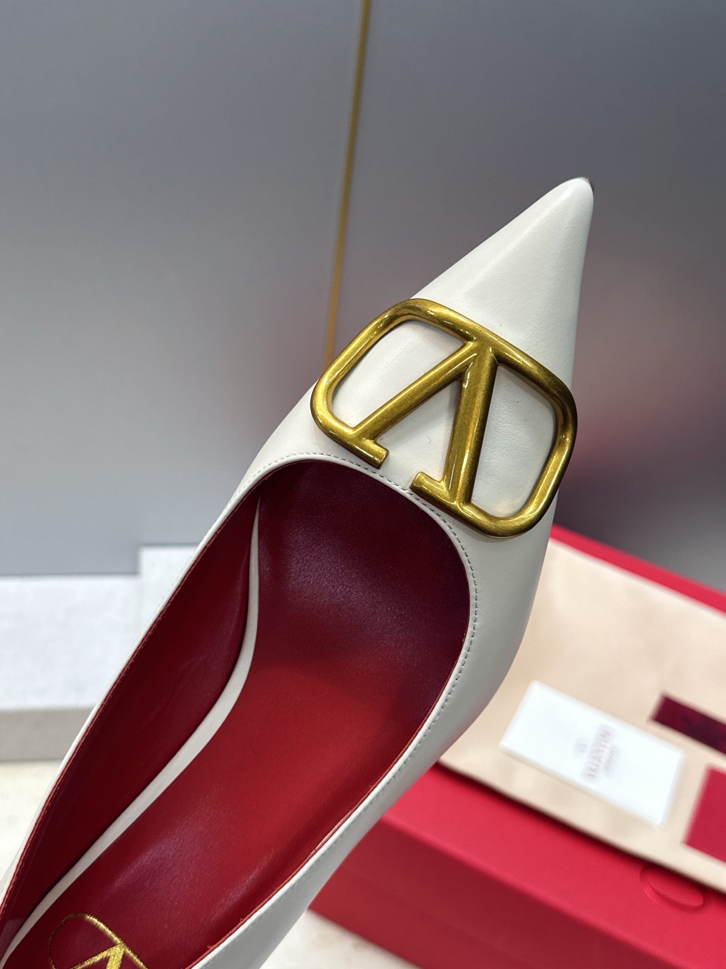 VALENTINO 26S HIGH HEELS 40 MM IN CREAM WHITE CALFSKIN WITH GOLD HARDWARE