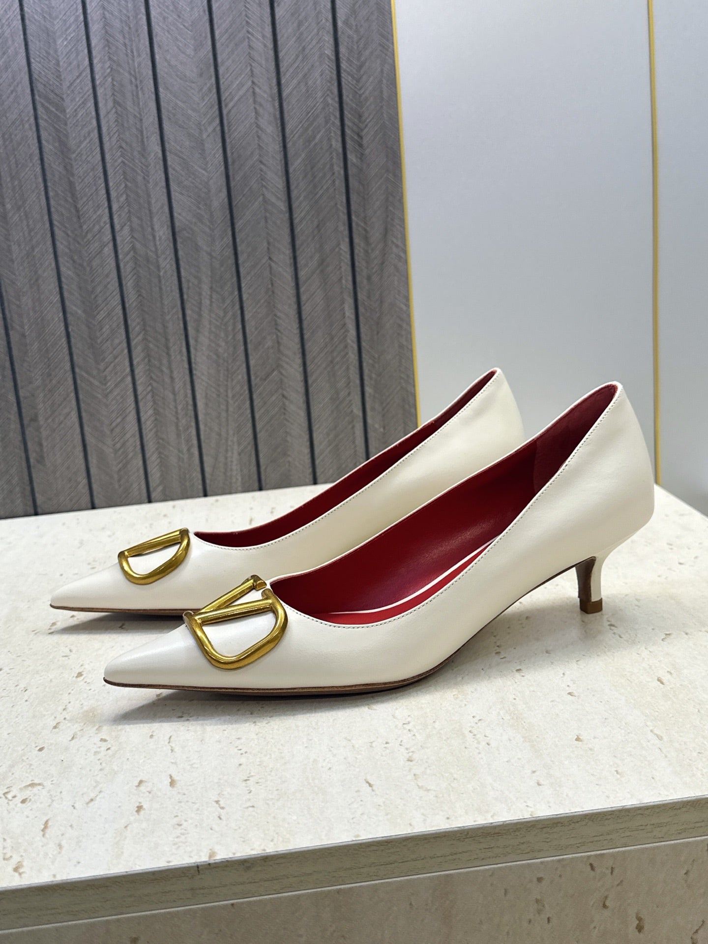 VALENTINO 26S HIGH HEELS 40 MM IN CREAM WHITE CALFSKIN WITH GOLD HARDWARE
