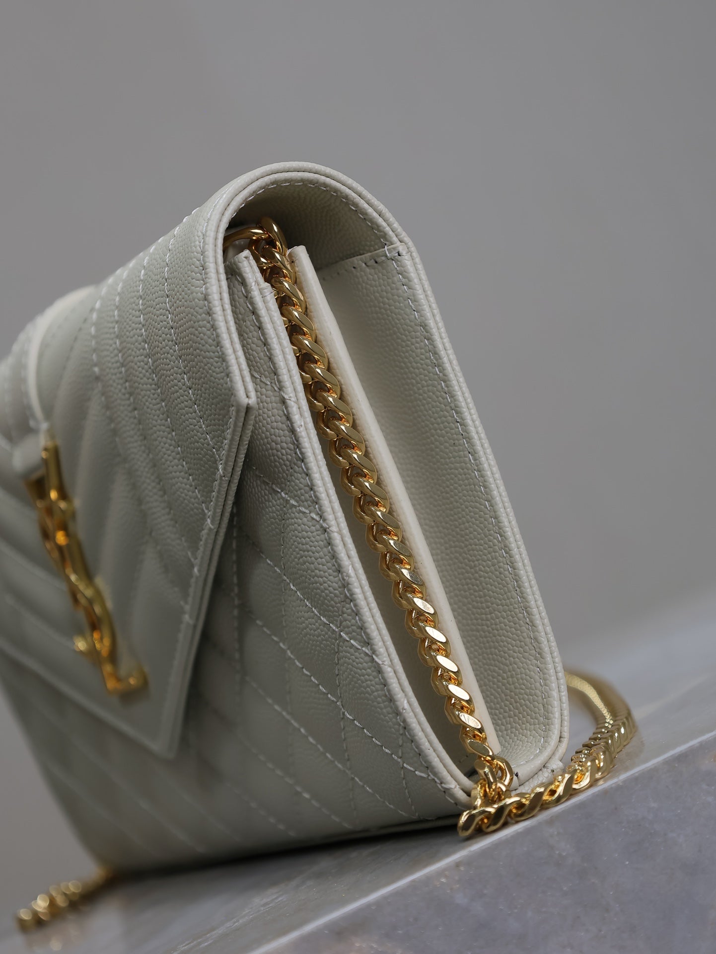 ENVELOPE CHAIN BAG 22 IN LIGHT GRAY LAMBSKIN GOLD HARDWARE