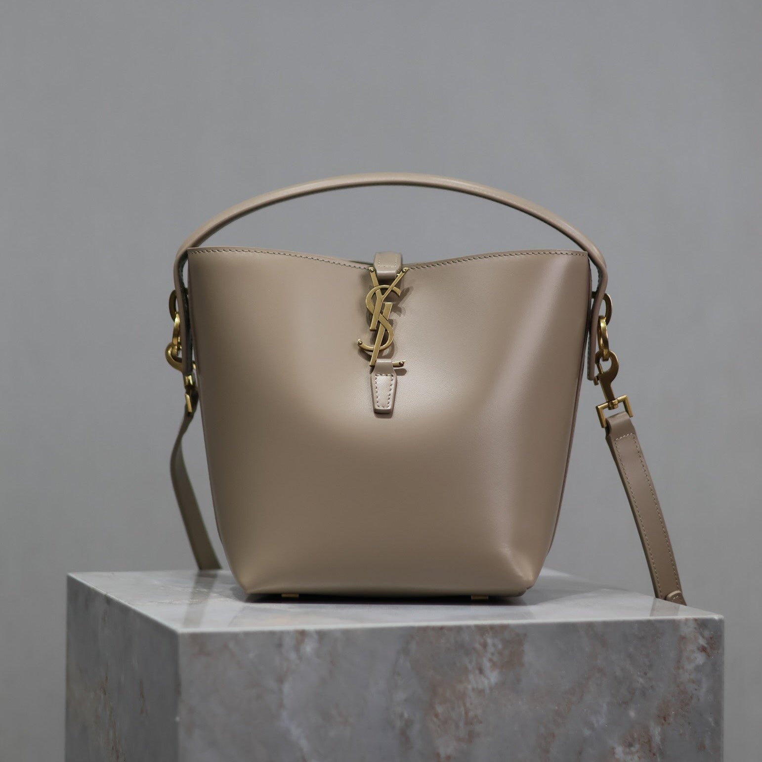 YSL 25S LE 37 BUCKET 20 IN BEIGE CALFSKIN GOLD HARDWARE