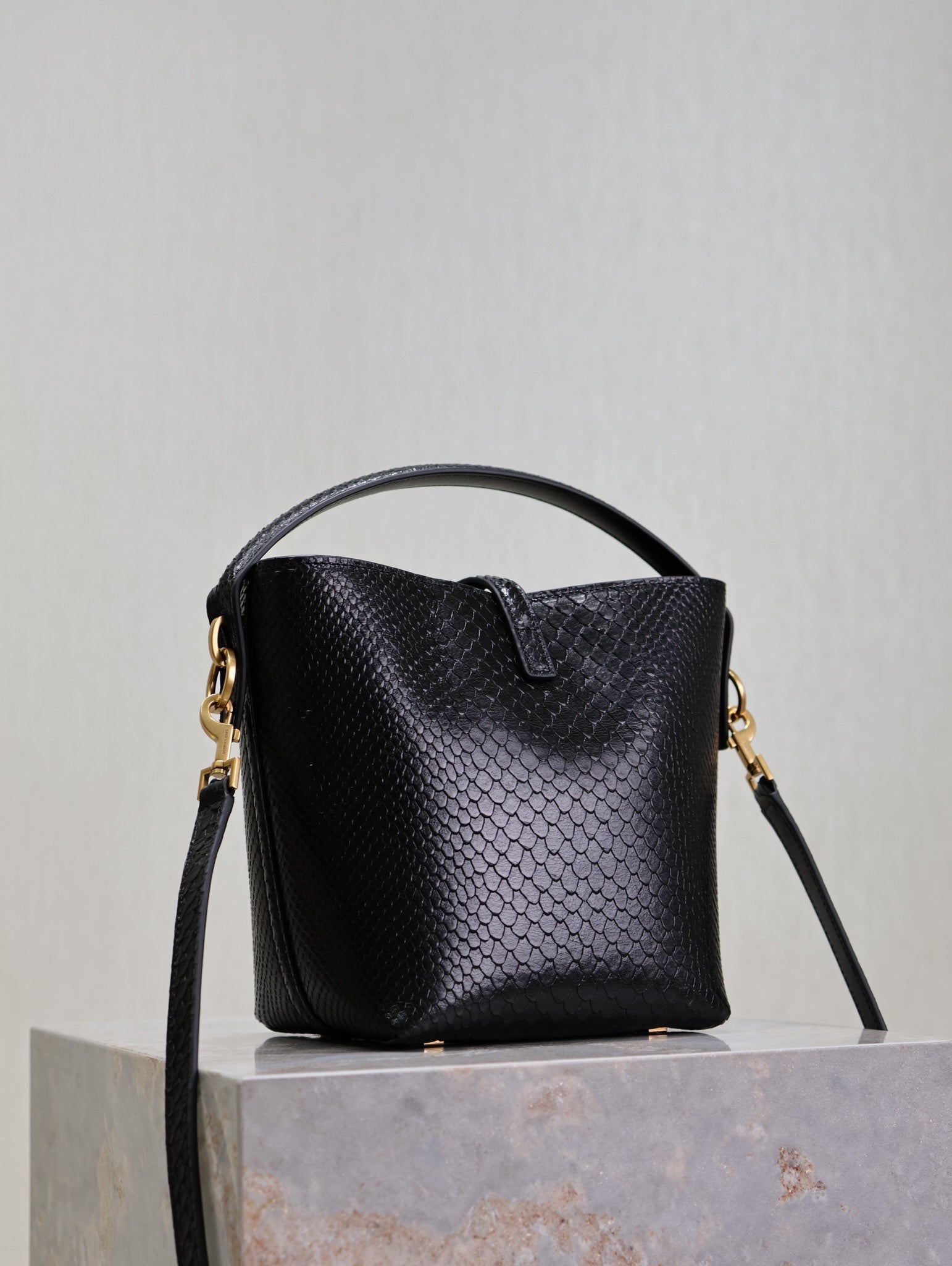 YSL 25S LE 37 20 IN BLACK SNAKE EMBOSSED CALFSKIN GOLD HARDWARE