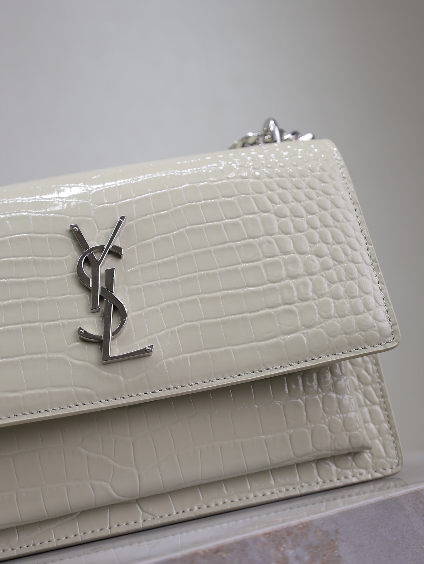 YSL 25S SUNSET MEDIUM 22 IN IVORY CROCODILE-EMBOSSED SHINY CALFSKIN SILVER HARDWARE