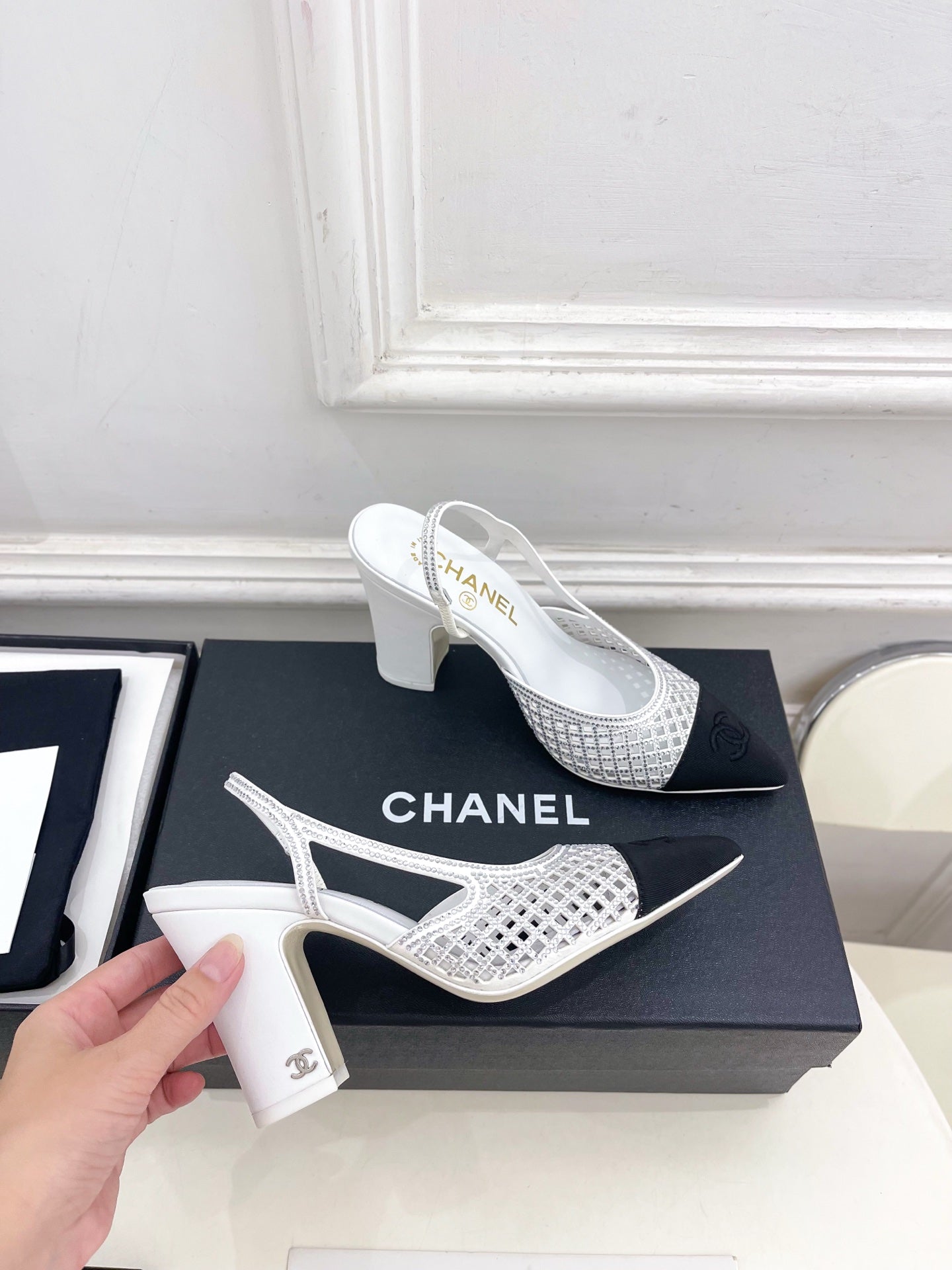 CHANEL 26S POINTED TOE HIGH HEEL SLINGBACK PUMPS 90 MM IN WHITE MESH WITH BLACK TOE CAP