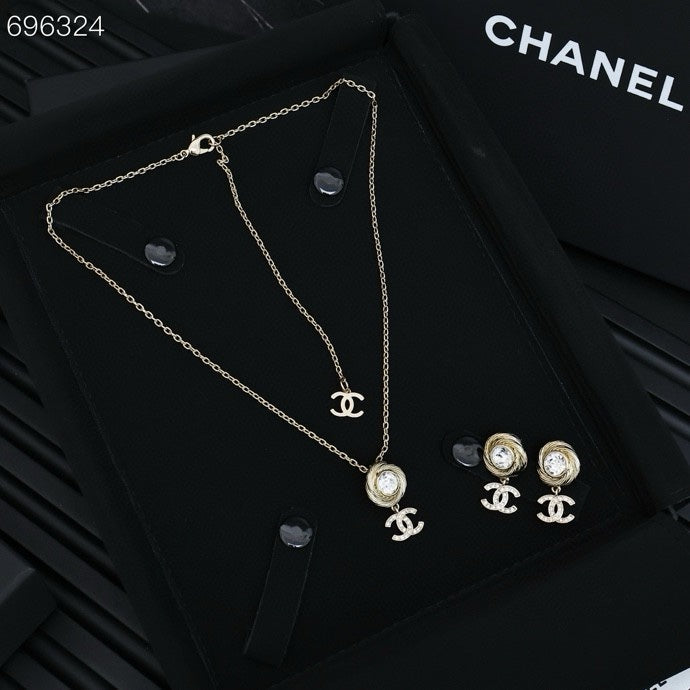 PENDANT NECKLACE IN GOLD TWISTED RIBBED DOUBLE C